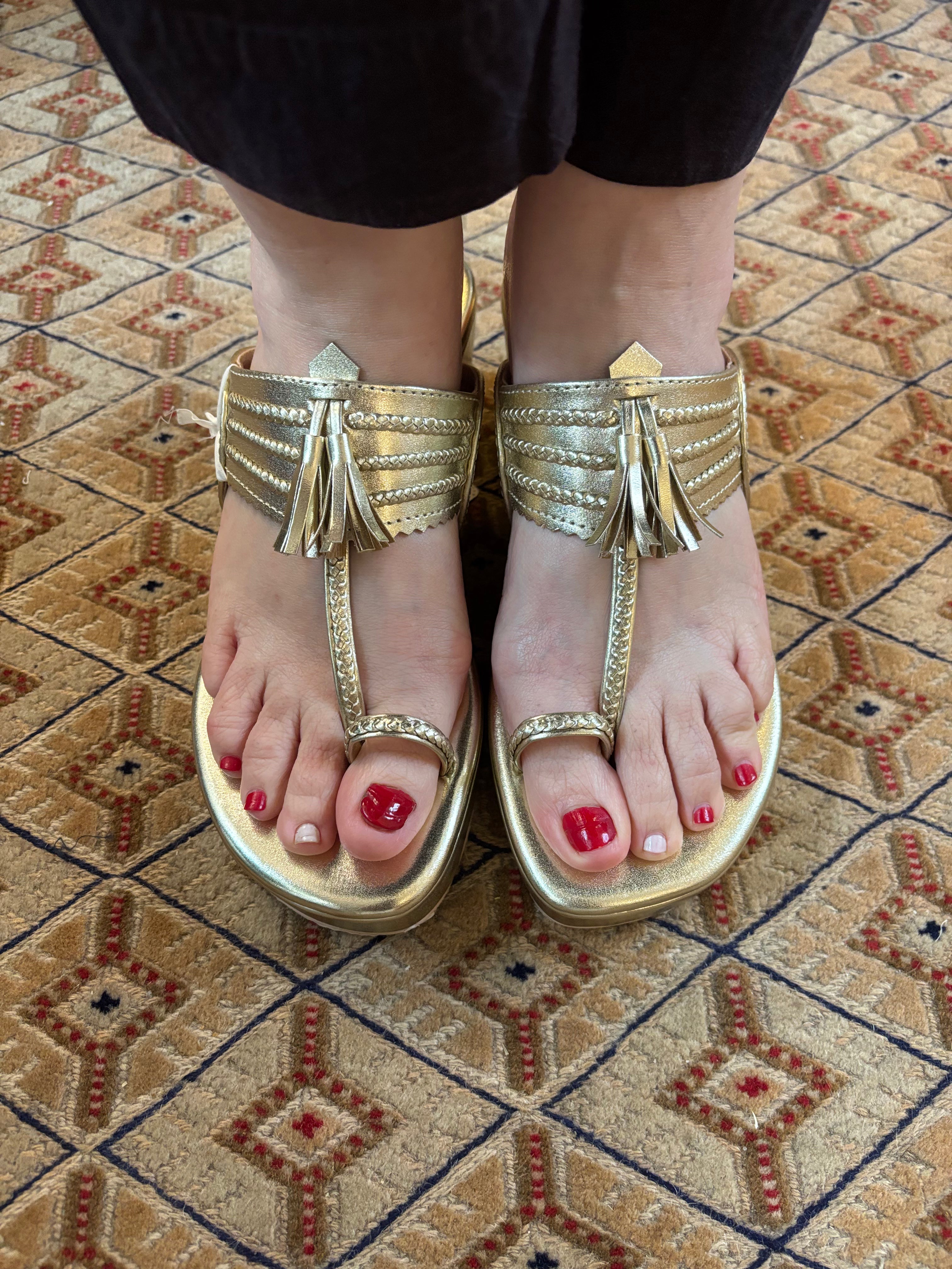 Kumari Poo – Gold Vegan Sandals