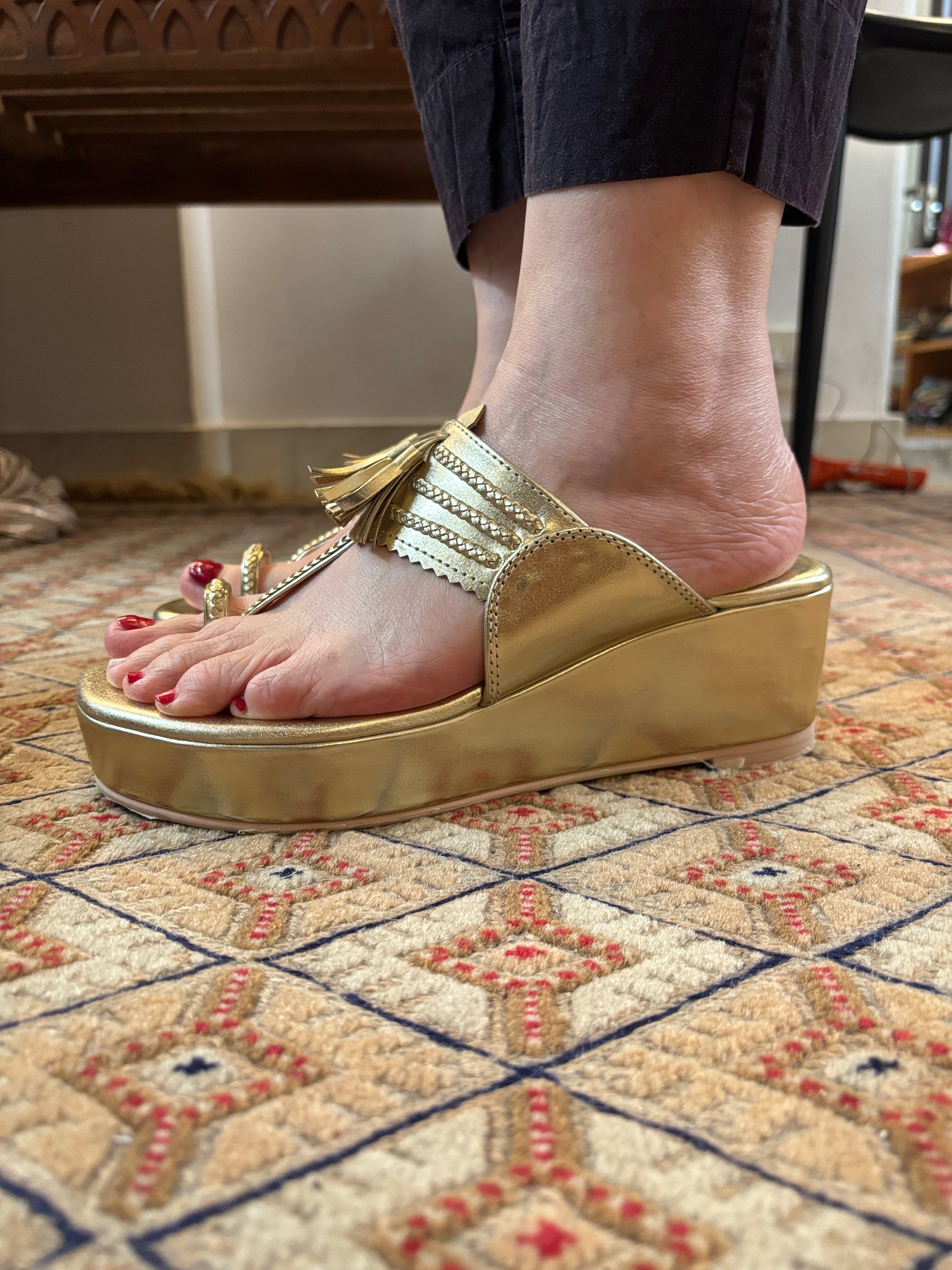 Kumari Poo – Gold Vegan Sandals