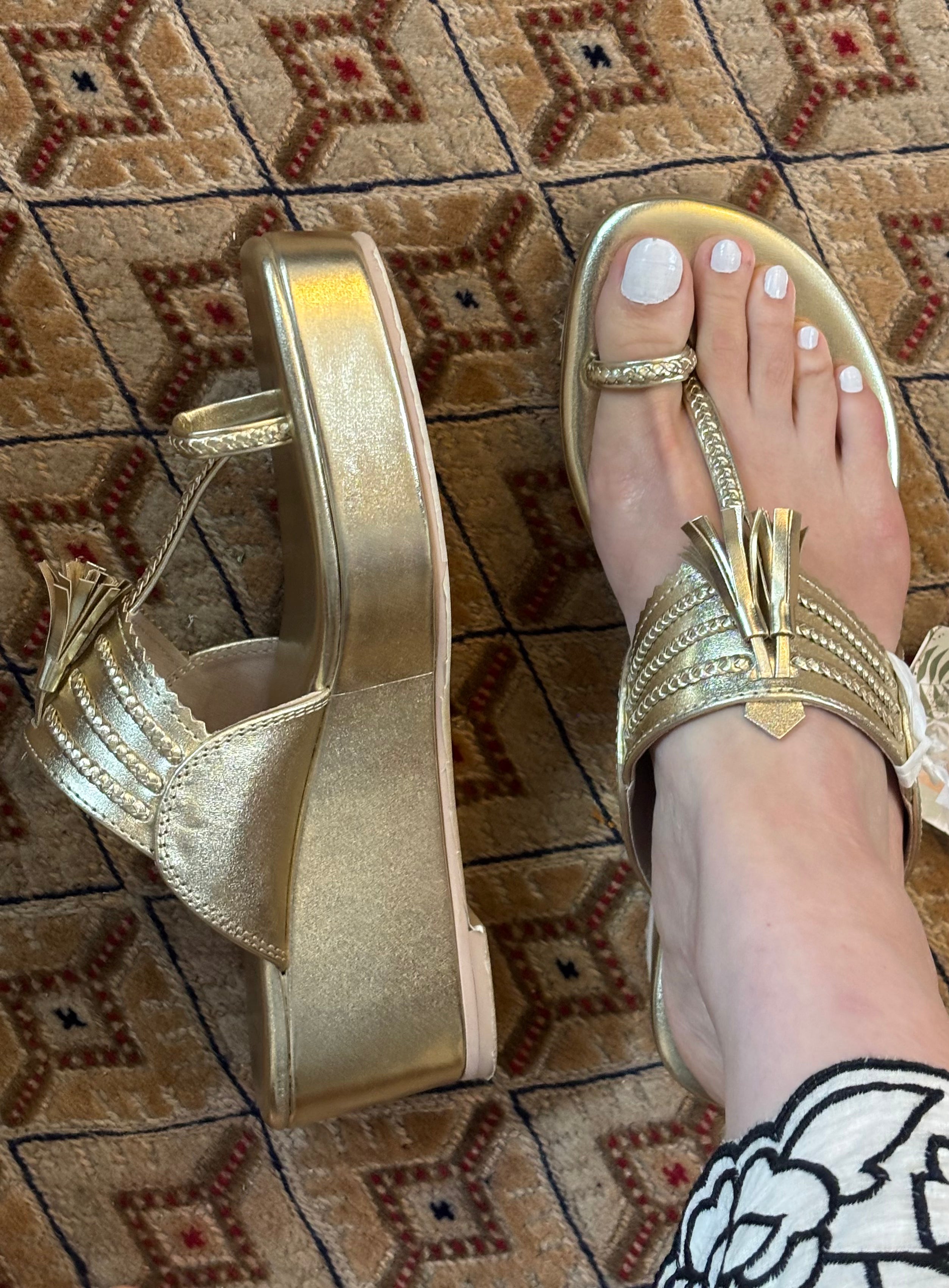 Kumari Poo – Gold Vegan Sandals