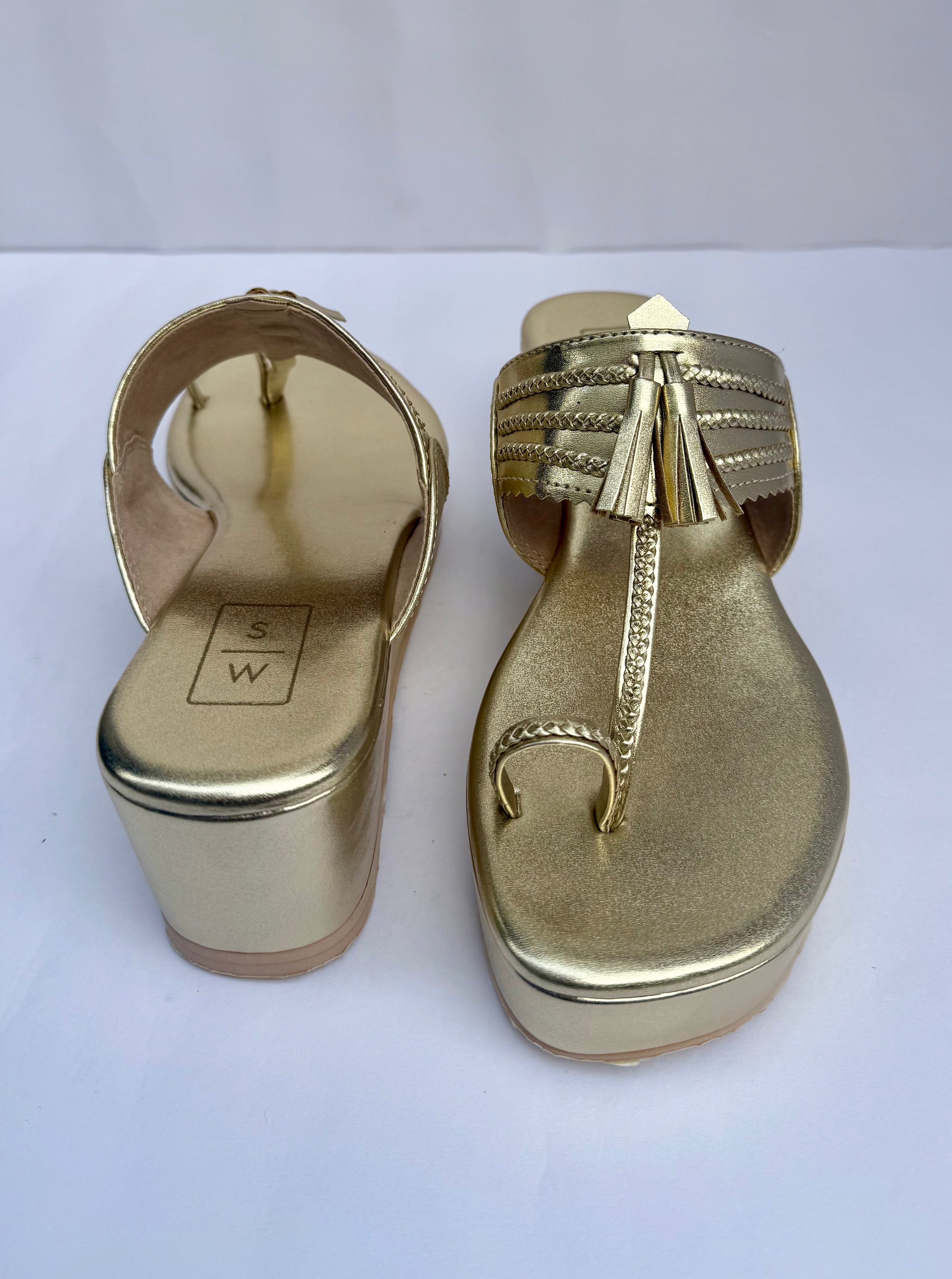 Kumari Poo – Gold Vegan Sandals